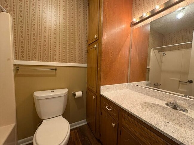 Building Photo - Available Now! Charming 2 Bed, 2 Bath Dupl...