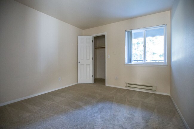 Building Photo - *** Desired Lake Oswego 3 bedroom Condo Av...