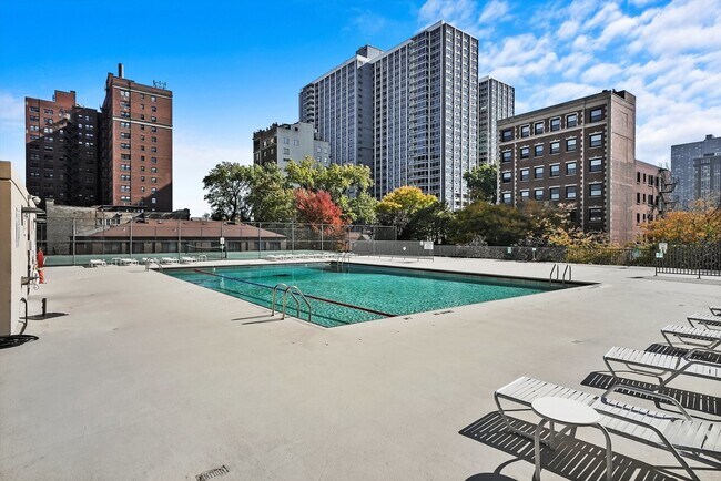 Building Photo - 4343 N Clarendon Ave