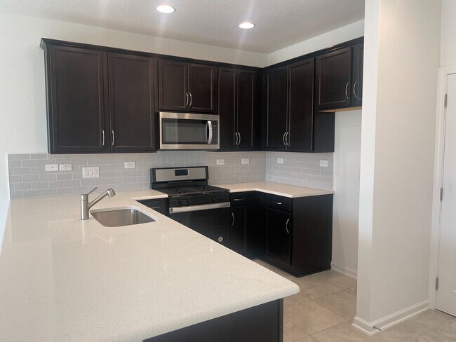 Building Photo - 3/2.5 Townhome in Holly Forest!