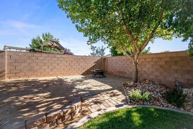 Building Photo - "Spacious 5-Bed Oasis with 3 Baths in Washington, UT – 3,171 Sq Ft of Comfort!"