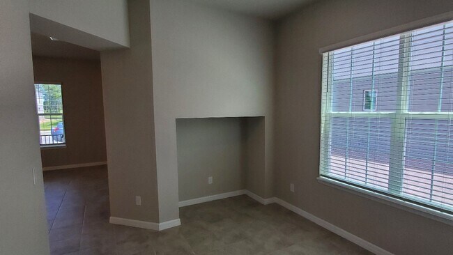 Building Photo - Lovely 4 bedroom townhome in Venetian Bay