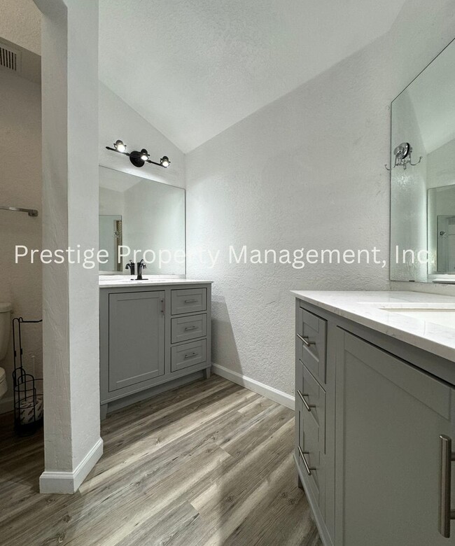 Building Photo - 3/2.5 Beautiful 2 Story Townhome!