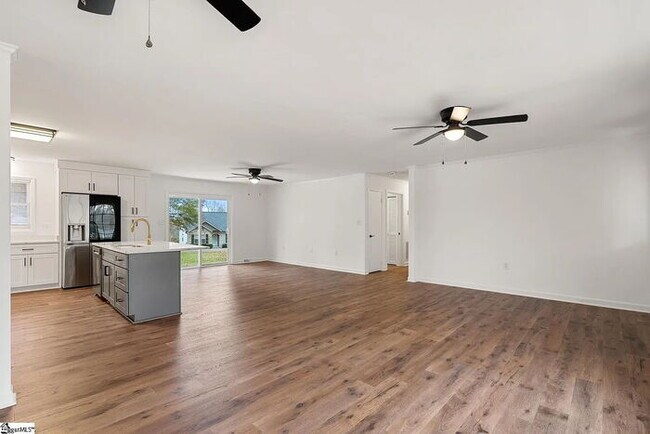 Building Photo - 300 Woodlake Rd