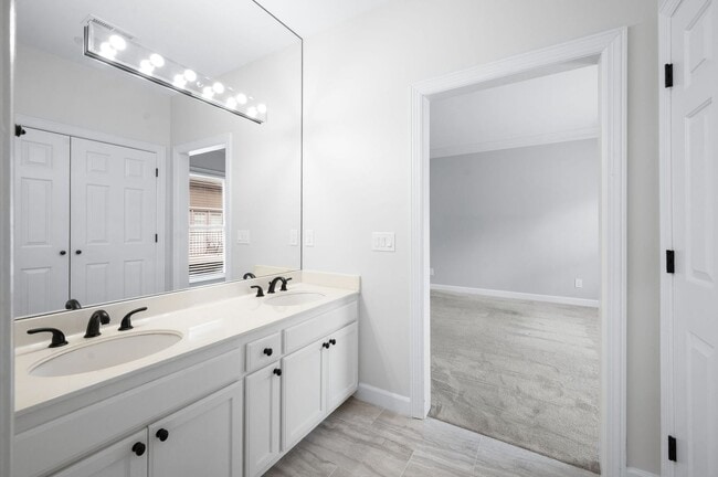 Building Photo - Charming 2BR/2BA condo in Green Hills!
