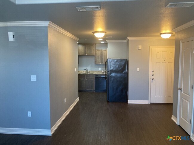 Building Photo - 2710 S Clear Creek Rd