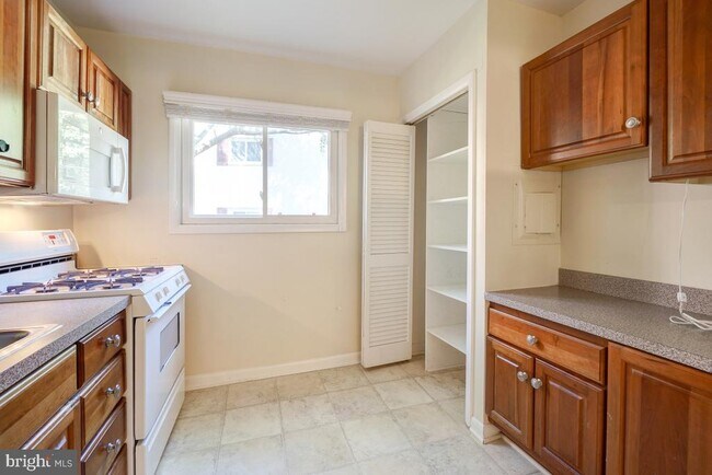 Building Photo - 53 Skyhill Rd