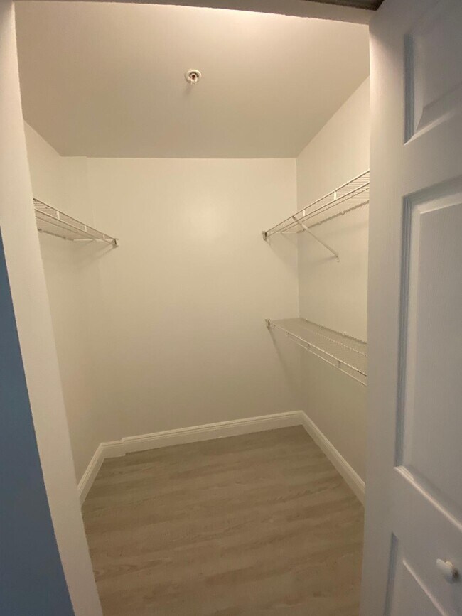 Building Photo - 630 S Sapodilla Ave