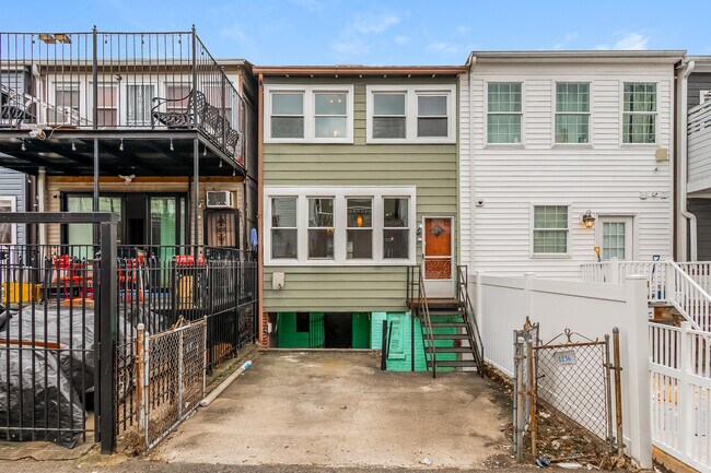 Building Photo - 1236 Oates St NE