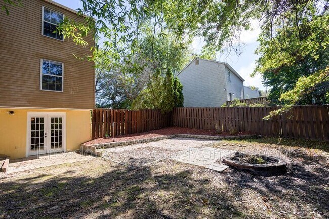 Building Photo - 5685 Roundtree Dr