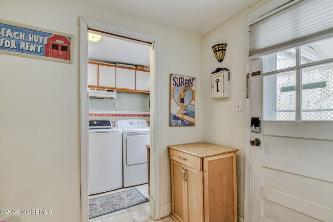 Building Photo - 19 Webb Ave