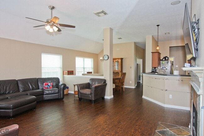 Building Photo - 511 Plantain Ln