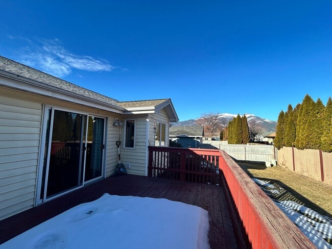 Building Photo - Charming 3 bedroom, 2 bathroom home locate...