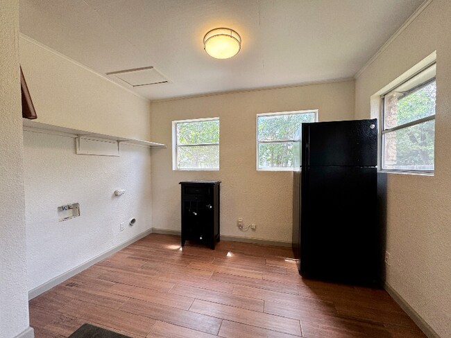 Building Photo - 216 Shadywood St