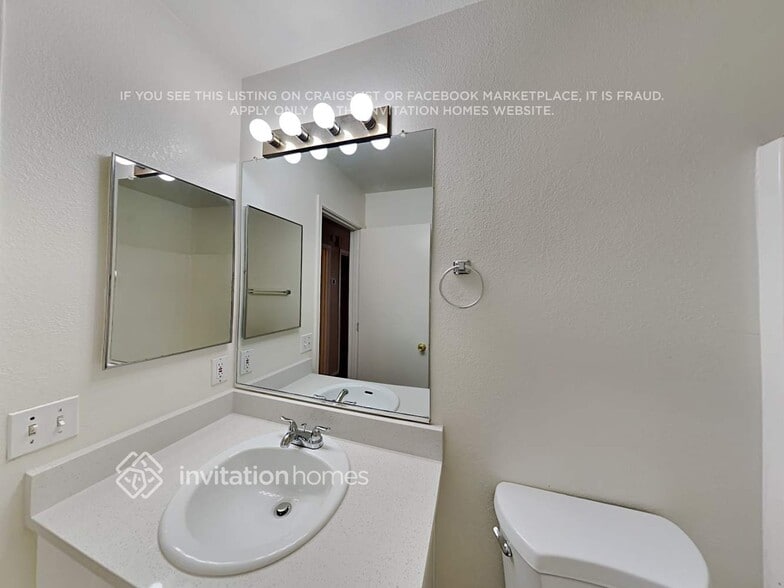 Building Photo - 10424 E Balsam Ave