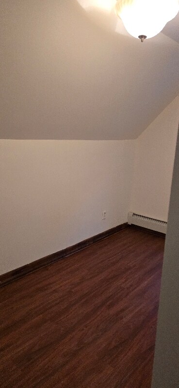 Building Photo - 400 E 7th St