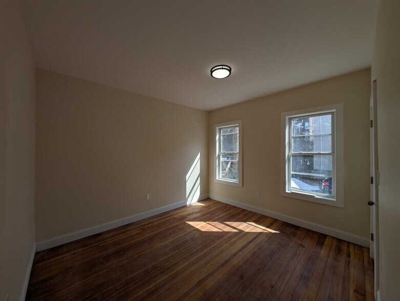 Building Photo - 5 Lowell Cir