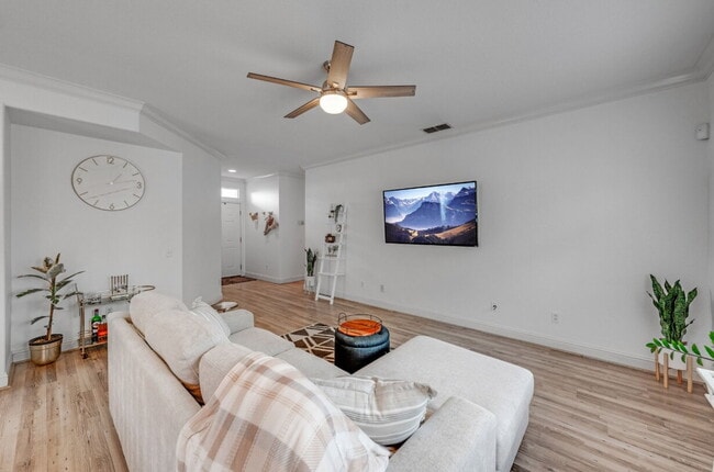 Building Photo - Cozy 3-Bed Sanctuary with 2 Full Baths in Sacramento’s Serene Prairie Dunes