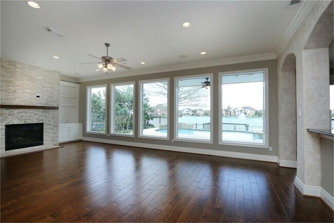 Building Photo - 6010 Stratford Gardens Dr