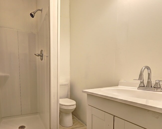 Building Photo - 2006 Pine Hill Dr