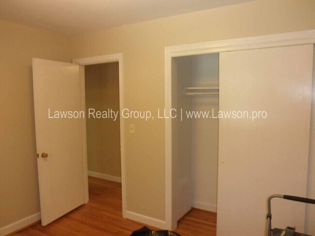 Building Photo - Conveniently Located, Spacious Salem Home