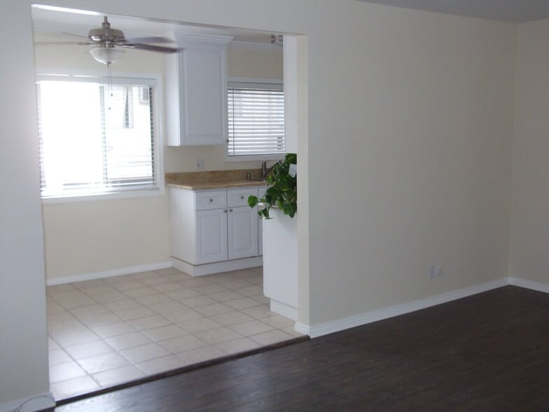 Dining Area & Kitchen - Park Seville