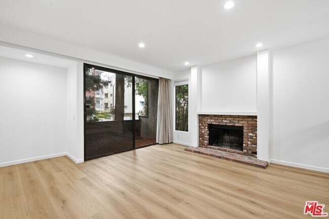 Building Photo - 1423 S Bentley Ave
