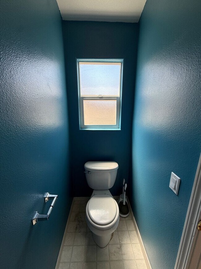Building Photo - Spacious Single Story 4 Bedroom, 2 Bathroo...