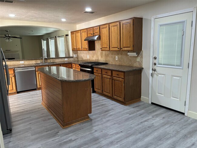 Building Photo - 6005 Chatham Woods Dr