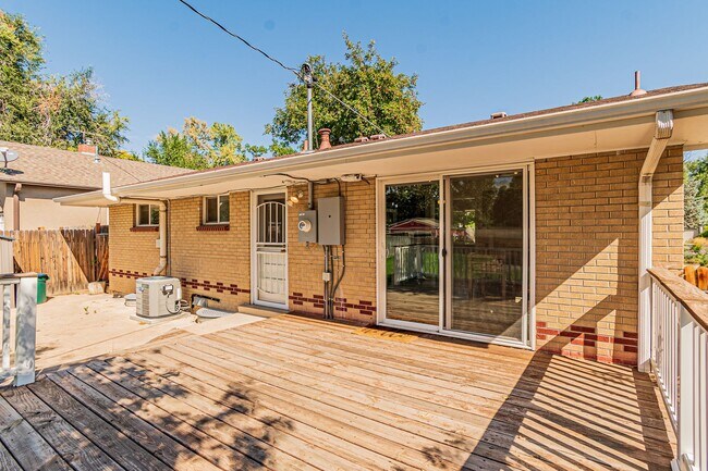 Building Photo - Exceptional 4-Bed, 2-Bath Home in Englewoo...