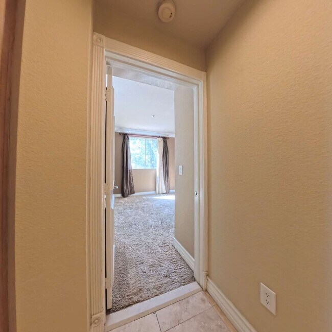 Building Photo - Luxury Mid-Rise | Guard Gated | Underground Garage Area | Resort Style Amenities