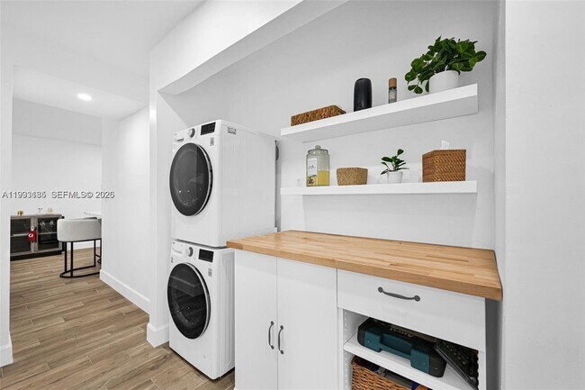 Building Photo - 8609 SW 68th Ct