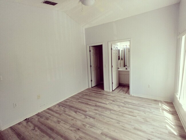 Building Photo - 17411 Woodcrest Way