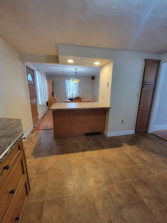 Building Photo - 4 Bedroom Single Family House Available Now!
