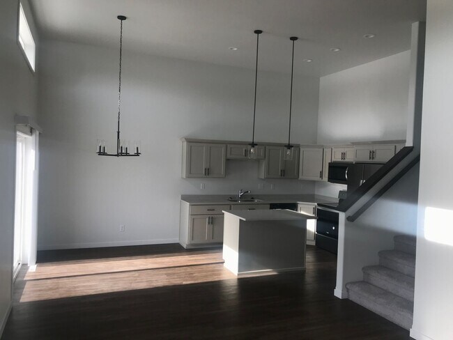 Building Photo - 3 Bed 3 Bath Twin Home