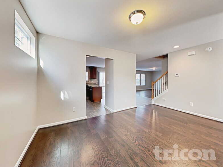 Building Photo - 461 Denman Loop