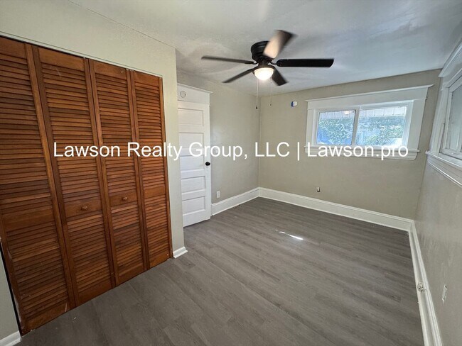 Building Photo - Three Bedroom Home - Walking Distance to G...