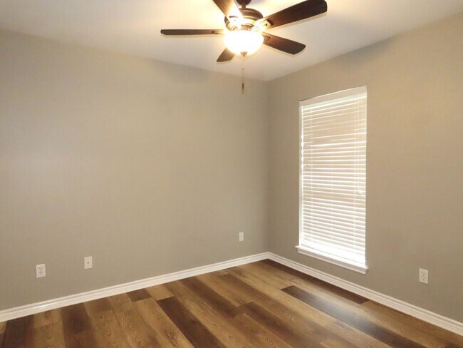 Building Photo - Gorgeous 3 Bedroom, 2 Bath Home in Flint!