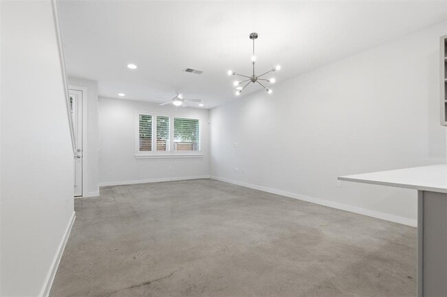 Building Photo - 801 N Bluff Dr