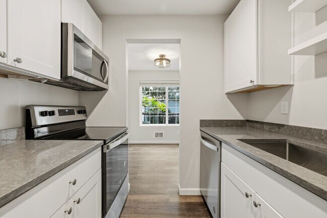 Building Photo - For Lease $2950/Month: Beautifully updated 2/Bdrm Townhome with large Bonus Room