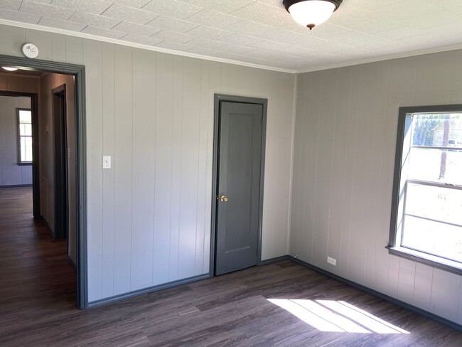 Building Photo - Remodeled Unit Available Now!