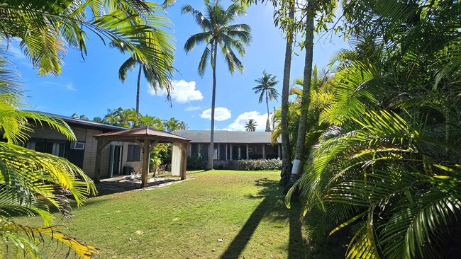 Building Photo - Unique ohana property steps to the beach