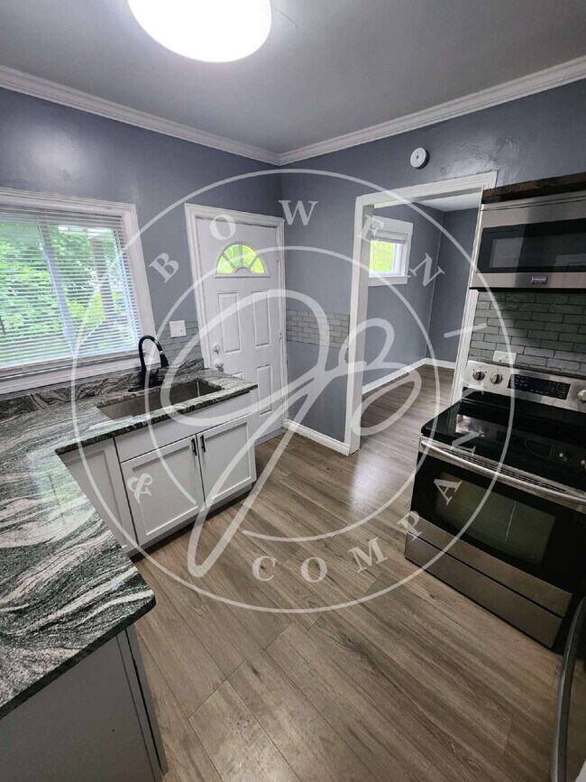 Building Photo - Spacious & Updated 3 Bed, 1.5 Bath Home – ...