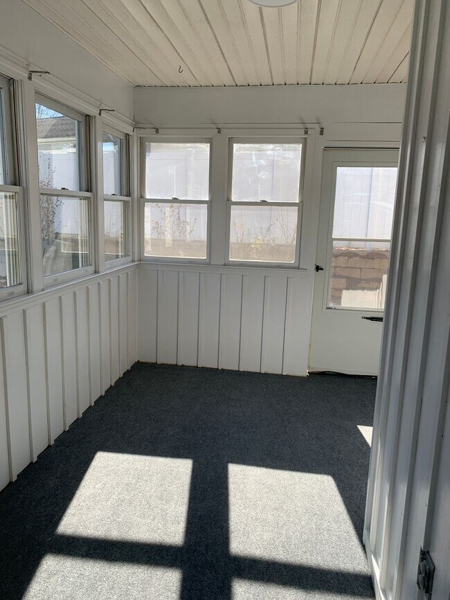 Building Photo - Cozy Living on a quiet cul de sac.