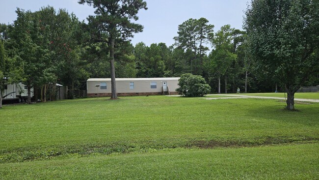Building Photo - 610 E Branch Dr