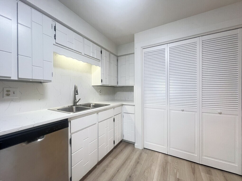 Building Photo - 2004 S Leadville Ave