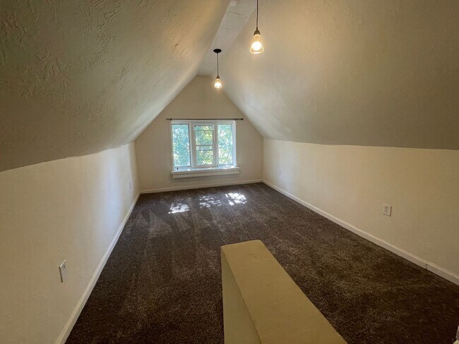 Building Photo - 1030 W Spofford Ave