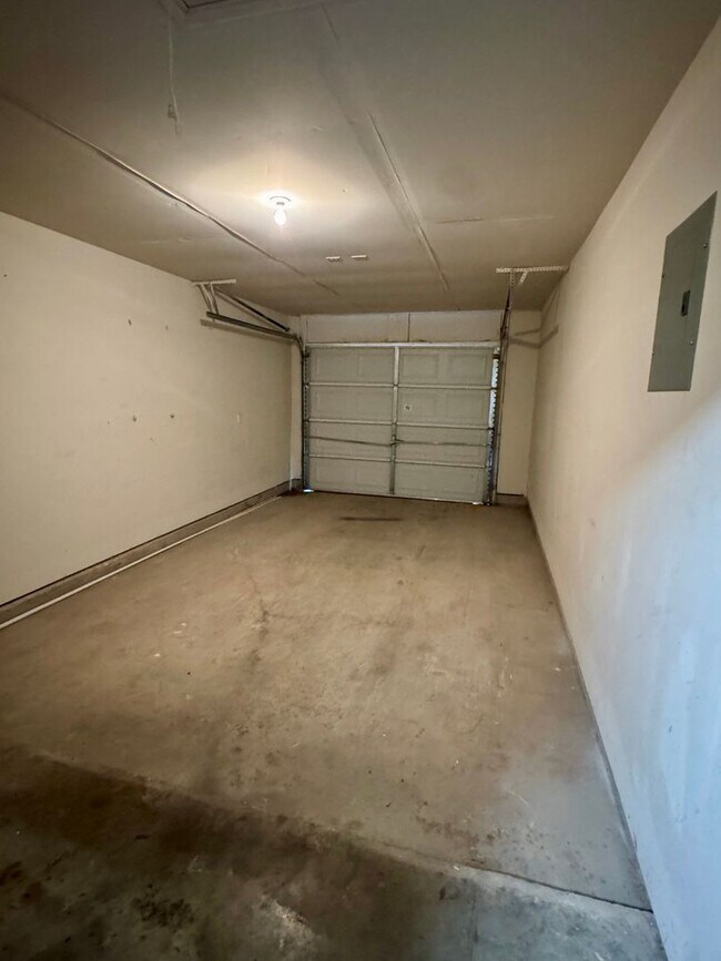 Building Photo - 205 Janelle Dr
