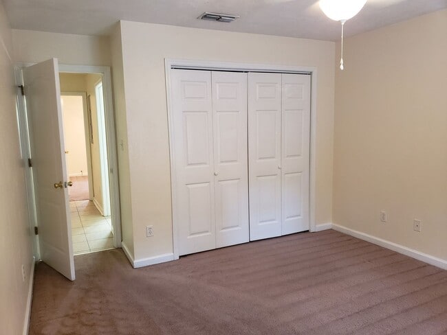 Building Photo - Large 4 bedroom town home with ceramic tile for rent right away for $1650