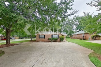 Building Photo - 305 Deer Park Dr